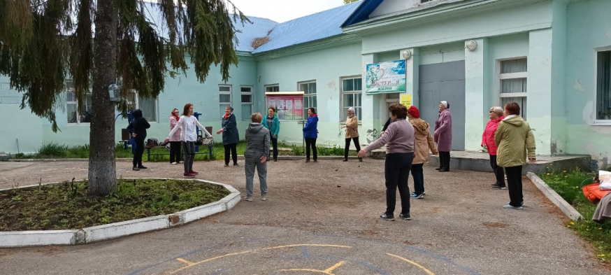 На свежем воздухе в Долголетии р.п. Ишеевки состоялось Цигун занятие