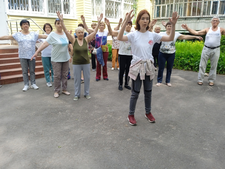 В Долголетии на Гафурова сегодня на свежем воздухе продолжили оздоравливаться при помощи простых Цигун упражнений.