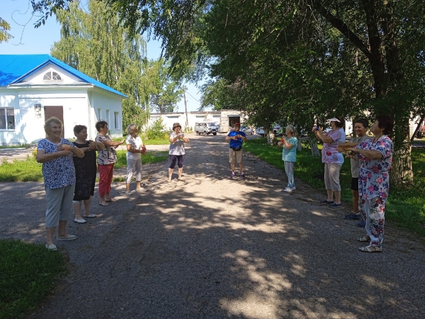 Подвели итоги наших прошедших занятий, повторили полезные разминочные упражнения, поволновались и выполнили ряд полезных упражнений с мячиками