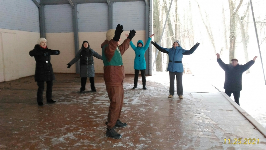 Очередное занятие цигун в Винновском парке