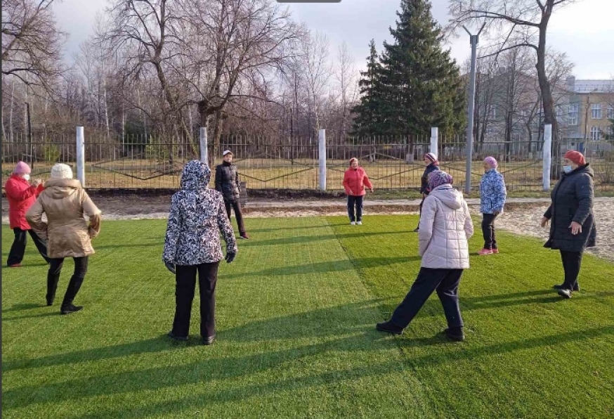 В р.п. Ишеевка на стадионе вблизи парка Вдохновение прошло занятие цигун